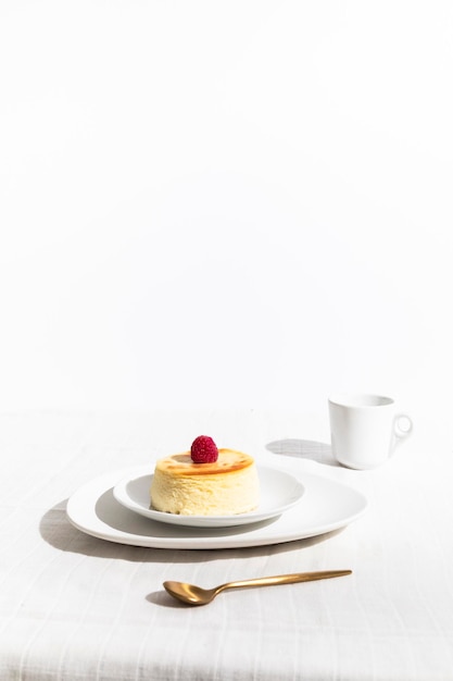 Deser na białym tle